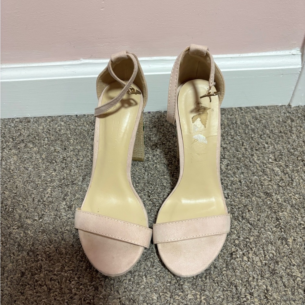 Pink high heel with flower details on the heel size 5 women’s